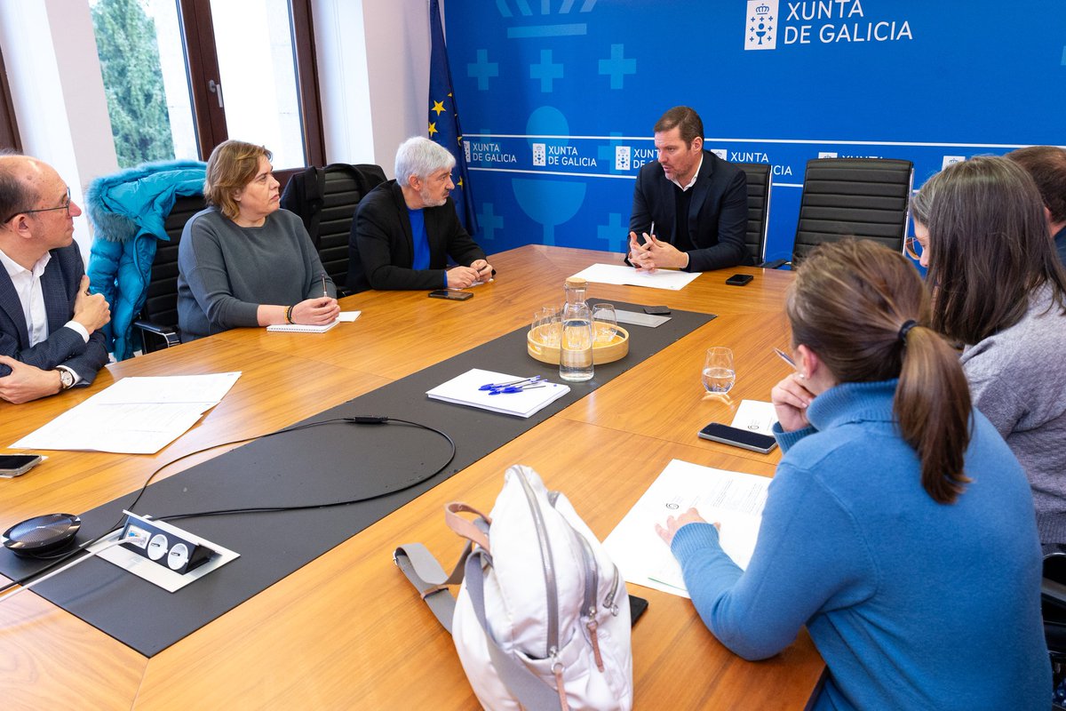 Asociación Galega de Editoras (@editorasgalegas) on Twitter photo Reunión entre a nova executiva da AGE e o Conselleiro de Cultura, Lingua e Xuventude. Acordamos crear de grupos de traballo para traballar en reverter os ínfimos datos de vendas do libro galego, con estratexias de apoio ao comercio interior e á internacionalización 📚
📸 <a href="/Xunta/">Xunta de Galicia</a> Reunión entre a nova executiva da AGE e o Conselleiro de Cultura, Lingua e Xuventude. Acordamos crear de grupos de traballo para traballar en reverter os ínfimos datos de vendas do libro galego, con estratexias de apoio ao comercio interior e á internacionalización 📚
📸 <a href="/Xunta/">Xunta de Galicia</a>