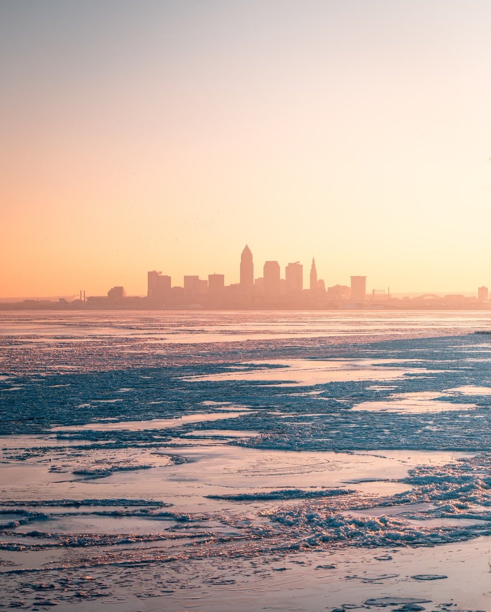 GabeWasylko's tweet image. Today’s Valentine’s Day Sunrise over Cleveland, Ohio