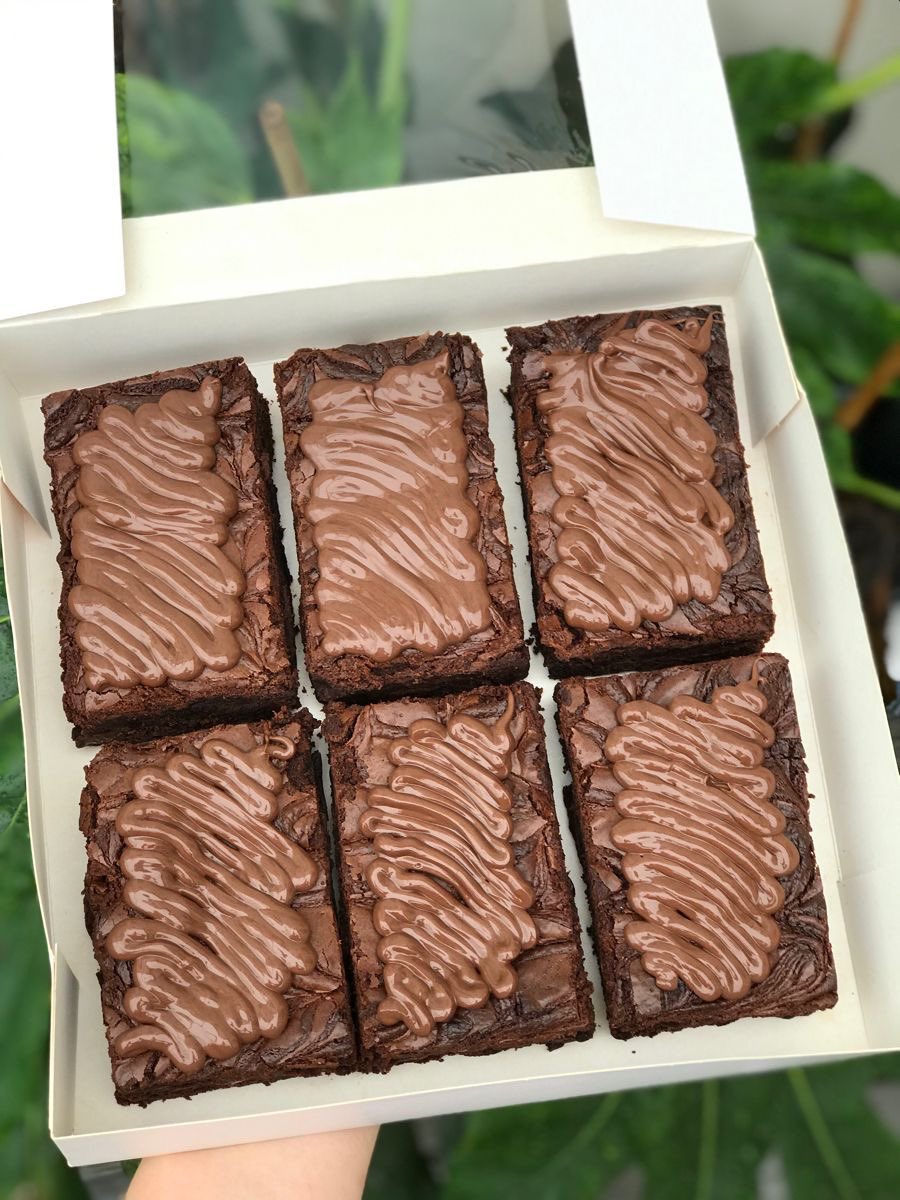 <a href="/vlanchoir/">Shion</a> “Terima  kasih  kembali〜”  ucapnya  sambil  menerima  album  yang  sudah  diberi  tanda  tangan.  “Ngomong-ngomong,  aku  bawa  sesuatu  kalian!  Berbagi  dengan  yang  lain,  ya!”  Diletakkannya  sekotak  brownie  coklat  yang  ia  buat  sendiri  di  atas  meja.

Setelah  …