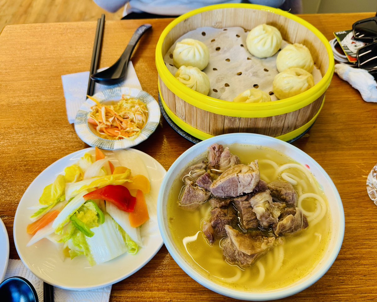 Үзэмчин шөлийг ууж хүний тоонд орсон гэхдээ жиргээч тогооч нь лав бхгүй бхшиг бна лээ #ёстойгоёшөлюмбилээшү