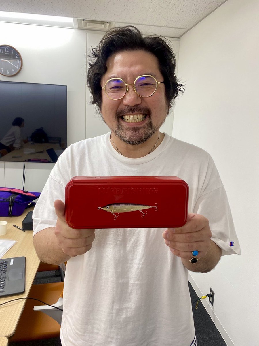 denikowa's tweet image. デニ怖ファンの方から、会社宛にバレンタインチョコ頂きましたー！
千葉と菊川とスタッフ分まで😆

喜ぶ千葉と貰えなくて拗ねるノブ君🤣

#デニスの怖いYouTube
#バレンタインデー