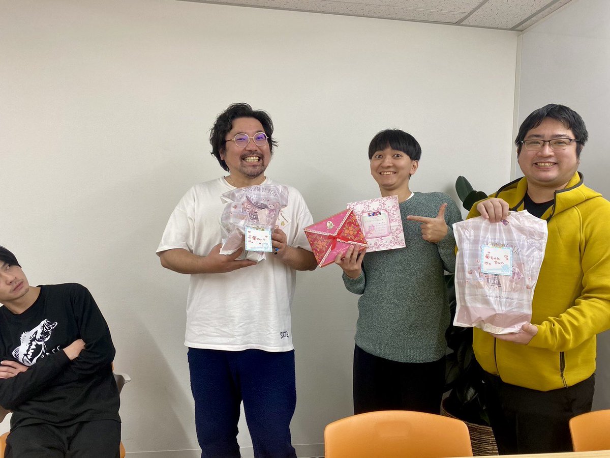 denikowa's tweet image. デニ怖ファンの方から、会社宛にバレンタインチョコ頂きましたー！
千葉と菊川とスタッフ分まで😆

喜ぶ千葉と貰えなくて拗ねるノブ君🤣

#デニスの怖いYouTube
#バレンタインデー
