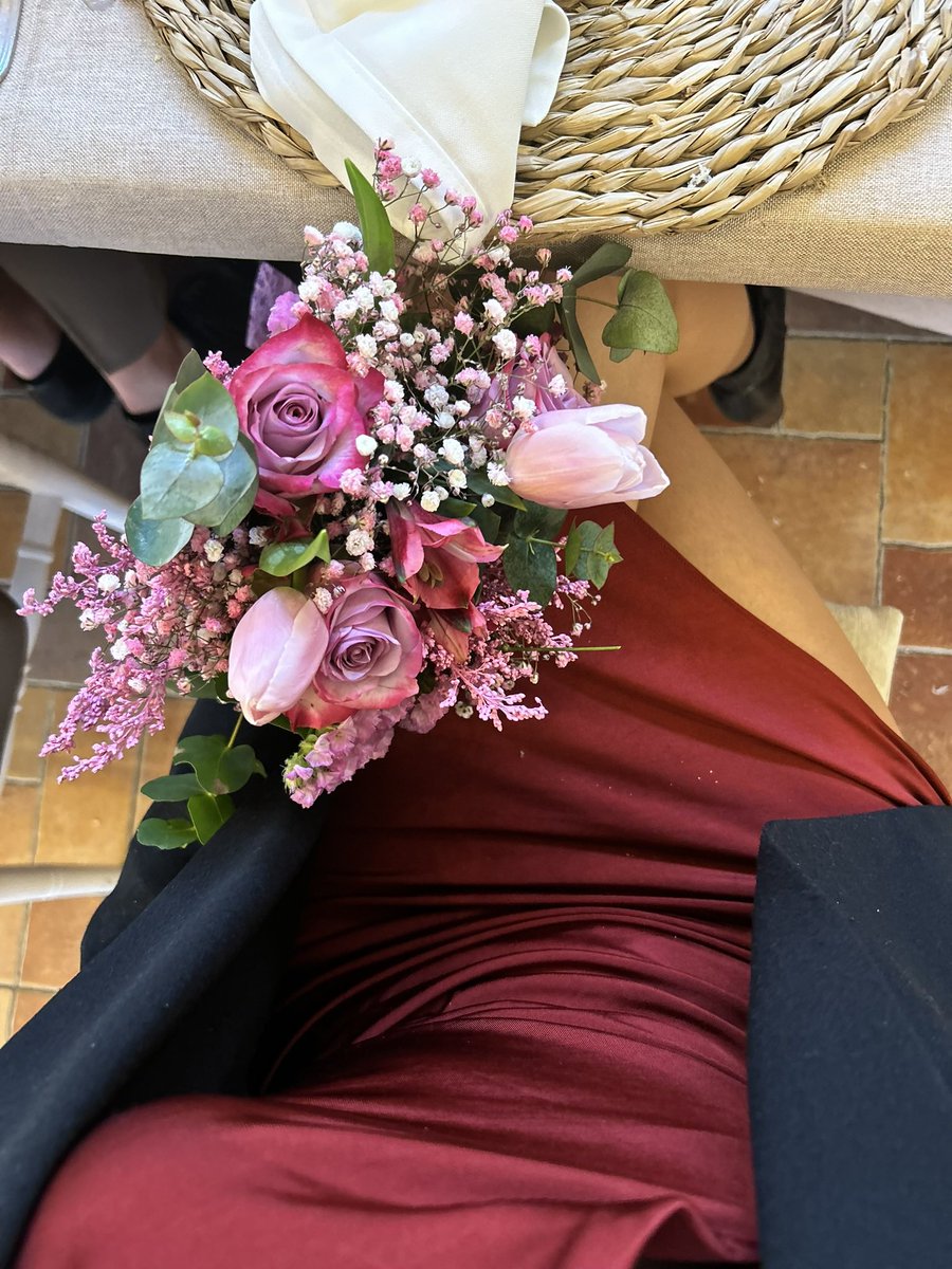 soy muy afortunada: me regalan flores no por insistir, sino por existir✨🌸