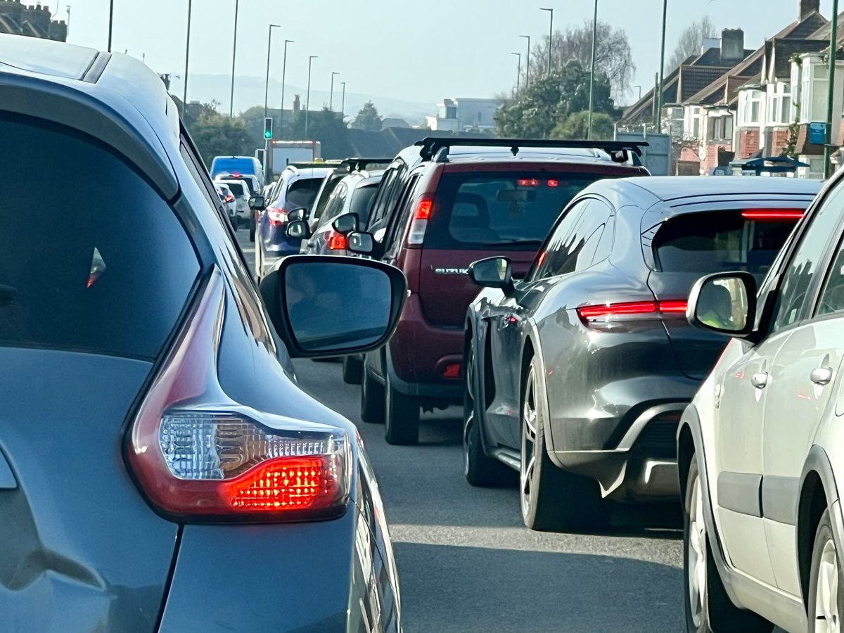 brightonsnapper's tweet photo. Old Shoreham Rd Westbound #Southwick #gridlocked https://t.co/fiyDy6slot