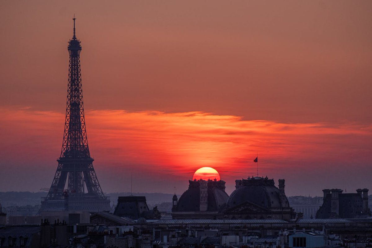 From Paris with love...#ValentinesDay #Paris #Travel #FridayVibes #France #EiffelTower #Sunset #Architecture #Friday #Parisjetaime 📸 Gökberk Keskinkılıç 💖💞