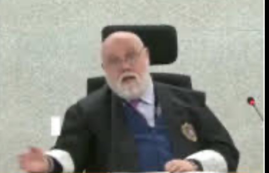 - Si es que sois todos unos suvnormales.