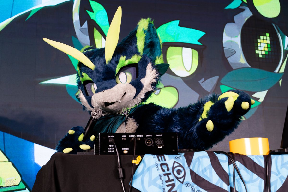 你好，哇啦哇啦哇啦哇啦
Hi, blablablalbalba

📸: <a href="/Dragon_AJiaoCat/">那么大的一只阿胶🔜WFF</a> 

#FursuitFriday #fursuit #furry #WFF2024