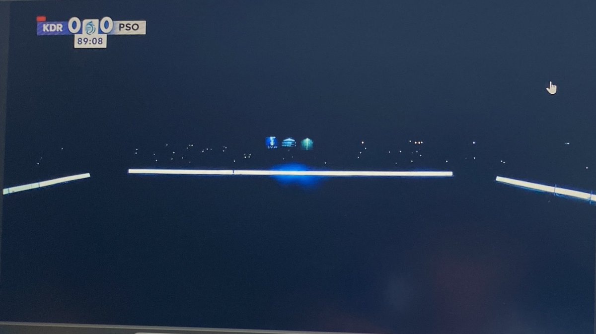 GxlDeNahuel's tweet image. Ojo a lo que estoy viendo en la Liga Indonesia:

- roja en el minuto 2 por un codazo en la cara intencionado del delantero al defensa por la putísima cara
- ⁠9 amarillas y 2 lesiones (guarros de época)
- ⁠se cae la luz en el estadio hace 15 minutos y así sigue
- ⁠ha entrado…