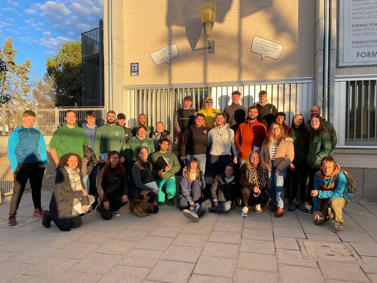 ferrandalmau78's tweet photo. Trabajando con la gente del proyecto #ResilientEurope formando a personas jóvenes del mundo #rural
#Agricultura #GanaderíaExtensiva #Selvicultura #IncendiosForestales #Inundaciones... requieren personas formadas viviendo en el #territorio
#OrgulloRural #SeriousGame
#ForestALL https://t.co/bp657fZMdP