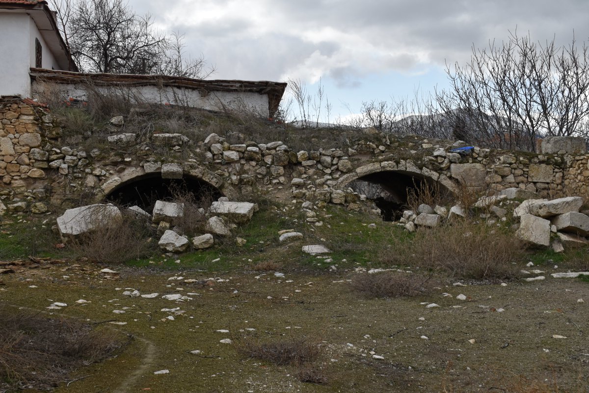 Ruins of the Church of the Archangel Michael at Germia in Galatia (Gümüşkonak/Eskişehir)
The church was originally a Late Antique basilica turned into a domed cruciform church in the Middle Byzantine era. Justinian made a pilgrimage to Germia in 563.
Photos from yesterday’s visit