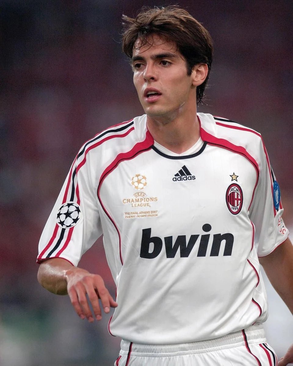 UniversoACMilan's tweet image. 🤔¿Cuál es tu jugador favorito de la historia del Milan? Arranco yo: Ricardo Kaká.🔴⚫️