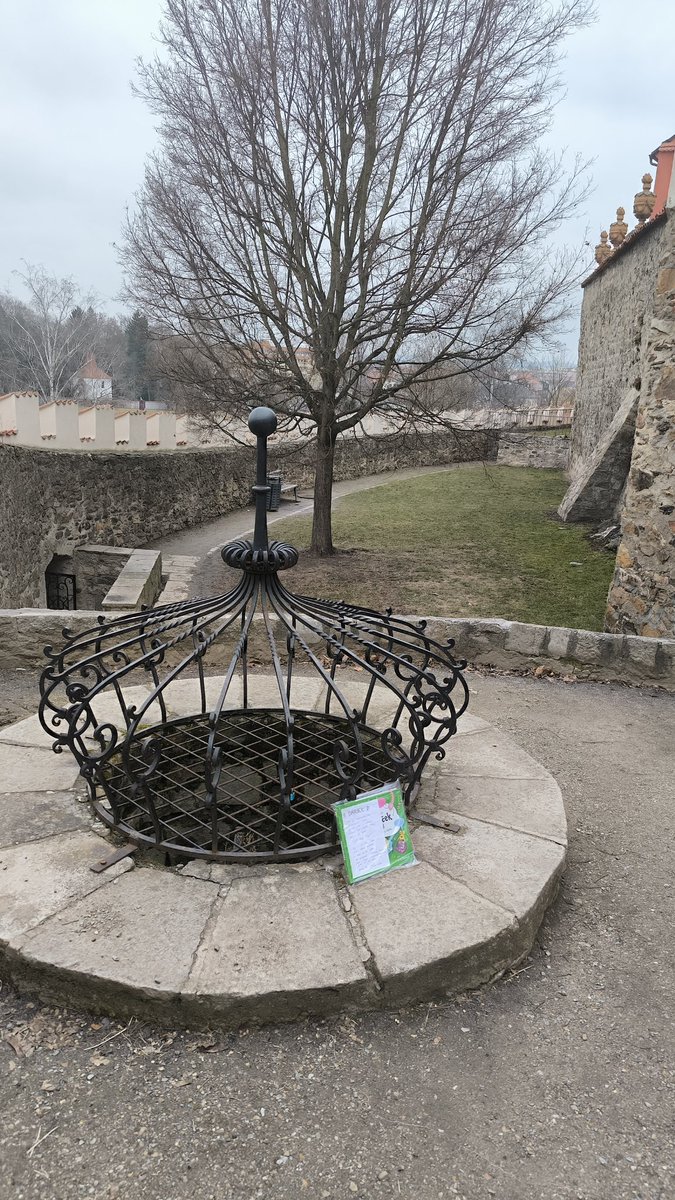 Dnes je Mezinárodní den darování knih a stejně jako před rokem jsem se i letos rozhodla darovat jednu z těch, které jsem ilustrovala. 🥰 Bude patřit tomu, kdo si ji najde... na jednom krásném místě v Písku! #Vesmirnicek