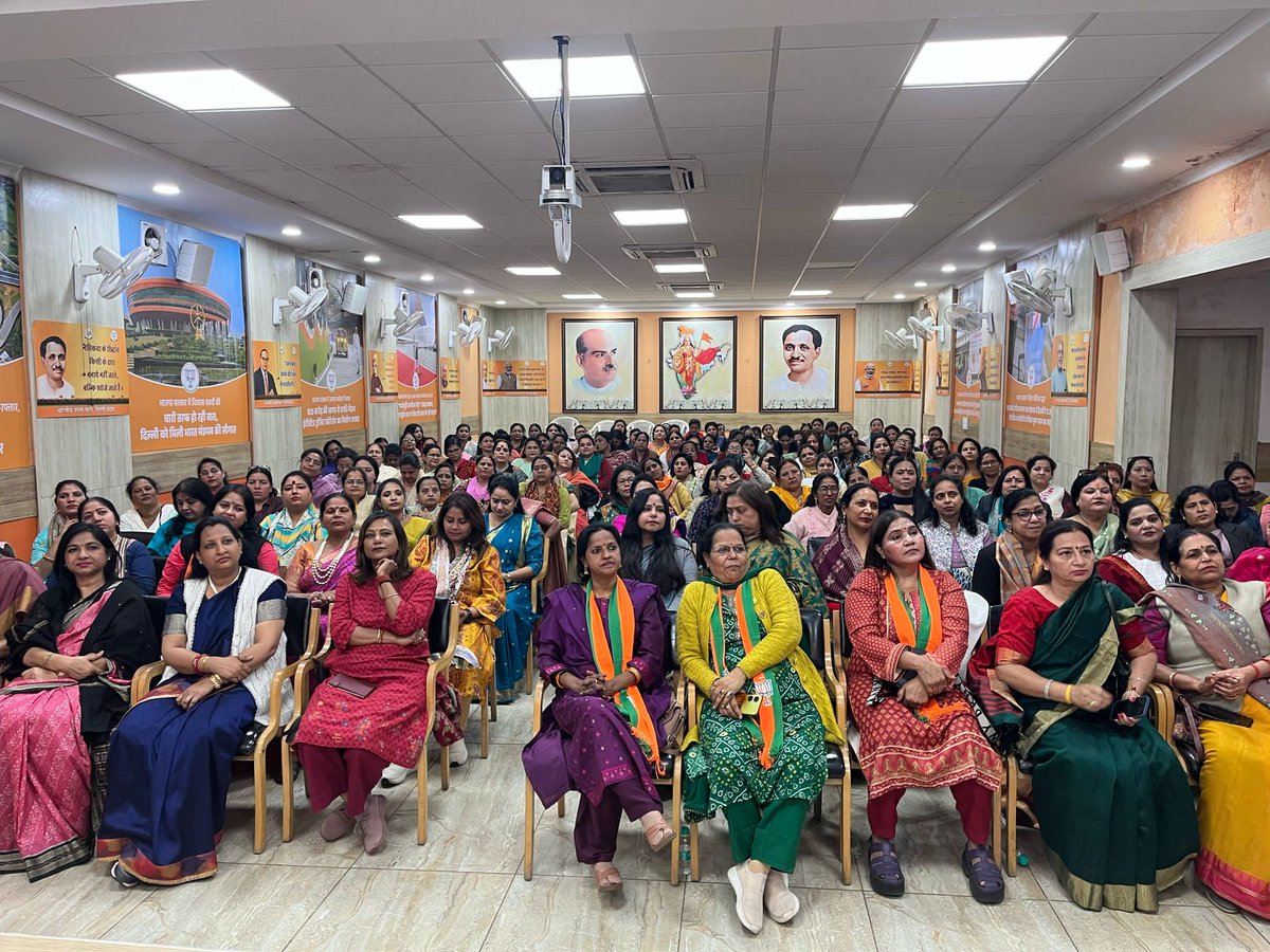 BJPMM4Delhi's tweet photo. चुनाव के बाद महिला मोर्चा की धन्यवाद बैठक में प्रदेश अध्यक्ष श्री @Virend_Sachdeva जी , संगठन महा मंत्री श्री @PavanRanaRSS जी , मोर्चा प्रभारी एवम् सांसद @sangeetayadavup जी , प्रभारी @BalaChillar जी , अध्यक्ष श्रीमती @richapandey जी, ..1) https://t.co/8H3iUnMOuk