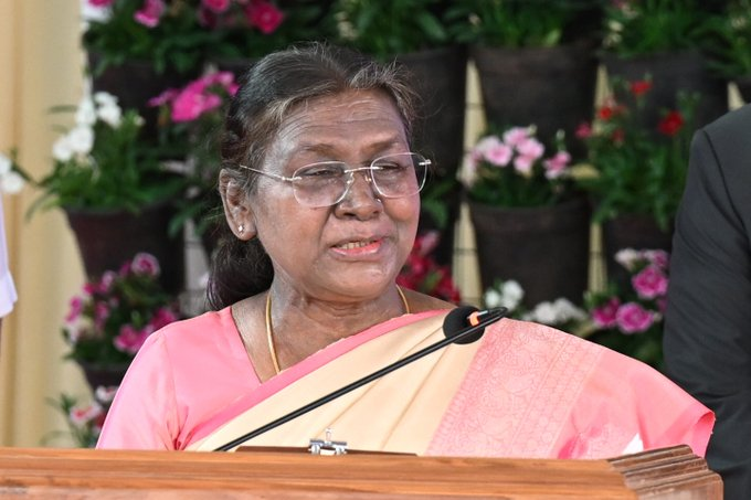 President #DroupadiMurmu graced the inaugural session of the International Women’s Conference of the Art of Living at Bengaluru. 

The President urged every woman to gather courage, dream big, and utilize all her strength and potential to achieve her dreams.

<a href="/rashtrapatibhvn/">President of India</a>