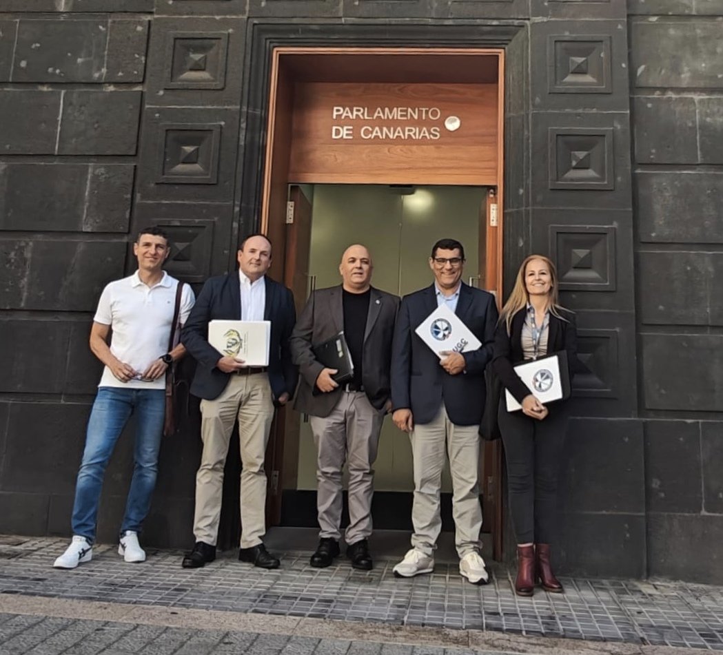 AUGC_TENERIFE's tweet photo. @AUGC_LasPalmas y @AUGC_TENERIFE conjuntamente con el resto de asociaciones profesionales de la @guardiacivil en Unidad de acción, aunque algunas más que otras, han defendido con el @ppdecanarias la permanencia del #GRS N° 8 en Canarias y de todos sus integrantes.
#GRS8SeQueda https://t.co/3IrMy6RJHN