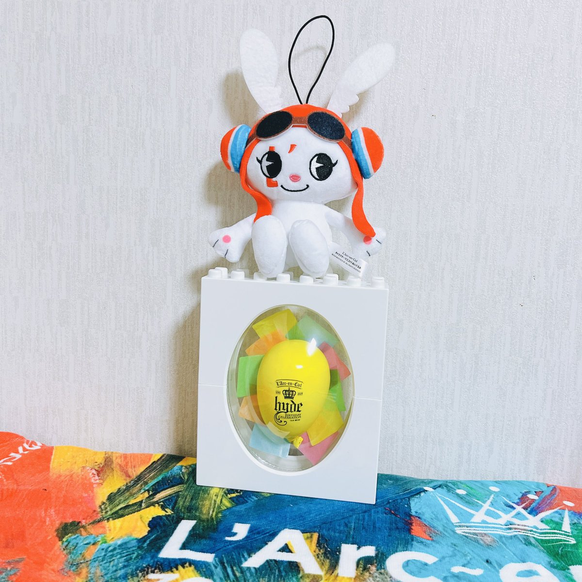 aikoooo129's tweet photo. ずーっと保管方法迷ってたけど...
ようやくぷかぷかに決定した風船🎈
ディレイを観たしさらに思い出ができた

会場で拾った紙吹雪も入れて
思い出をぎゅーっと凝縮
+
お座りルシエルちゃん🐰🤍

#LArcenCiel 
#ラルク 
#hyde誕生祭 
#ラルクロス
#ディレイビューイング https://t.co/QAK8BXZRR7