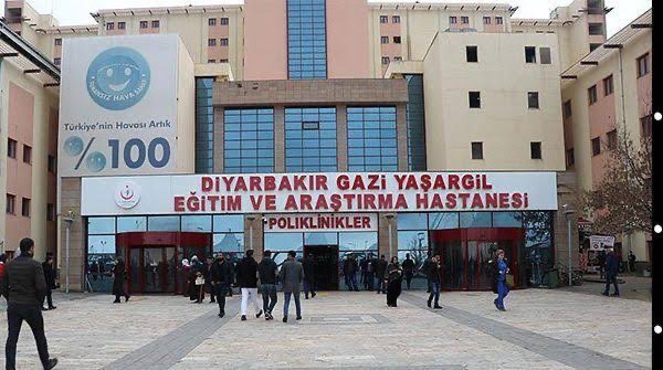 Diyarbakır Gazi Yaşargil Eğitim ve Araştırma Hastanesi’nde Beyin ve Sinir Cerrahisi asistanı Dr. MD, iddiaya göre maruz kaldığı mobbing nedeniyle hastane nöbetinde intihar girişiminde bulundu. 

Yoğun bakıma alındığı öğrenilen doktorun yaşadığı baskılar konusunda hastane
