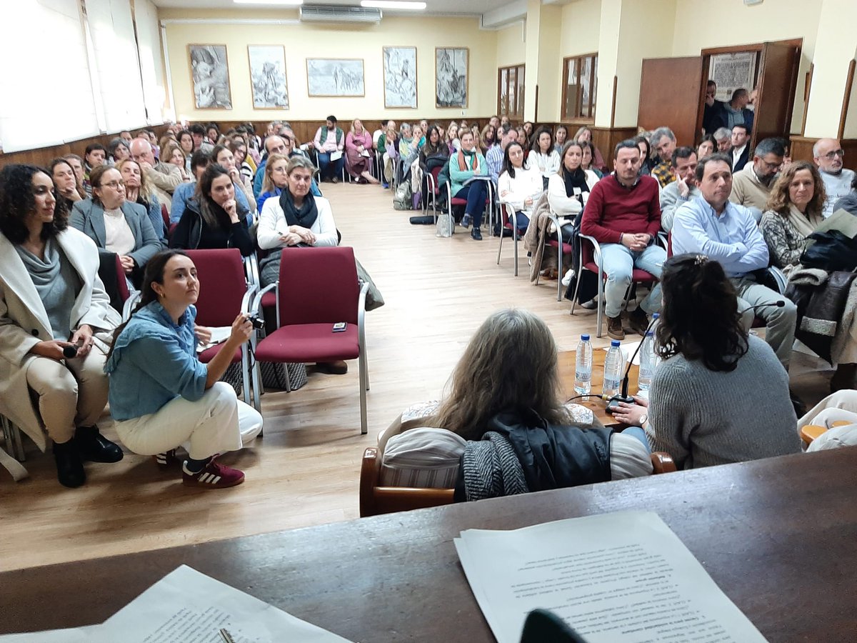 Claret_Sevilla's tweet photo. 📚✨ Formación en solidaridad para nuestro claustro
Los profesores han recibido una sesión sobre la dimensión solidaria de nuestra pastoral, impartida por nuestra ONG @ProcladeBetica.
Un paso más para educar desde el compromiso y la entrega a los demás. 🙌
#Proclade #Solidaridad https://t.co/CnPRDOiyzR
