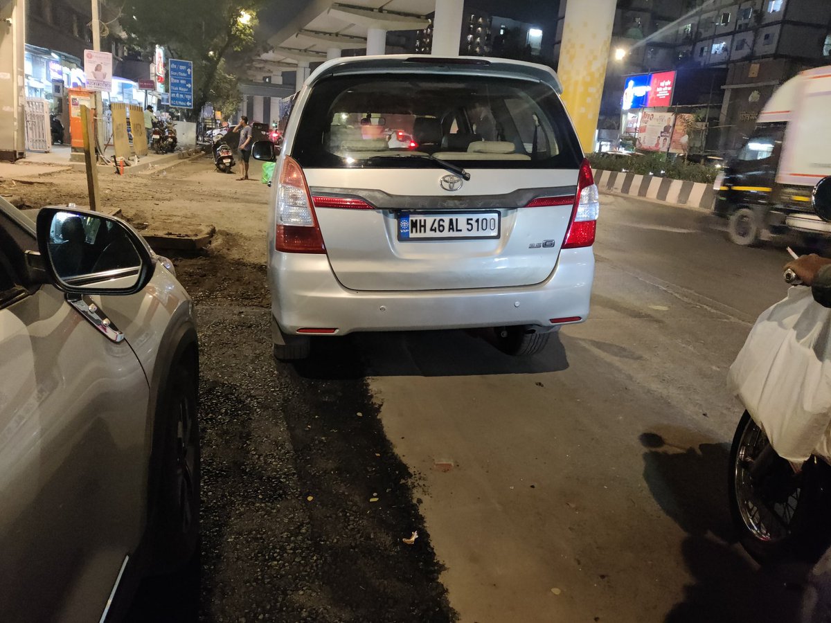 munishbgupta's tweet photo. @MTPHereToHelp 

Chembur Naka opposite Maharana hotel Innova parked in middle of road https://t.co/wH1JHm5TVh