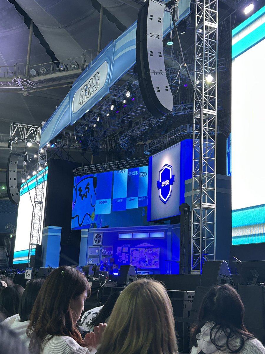 _o_o_xi's tweet photo. 핸드볼경기장 D구역 3열 극우블 시야!
본무대 생각보다 잘 보이는데 안쪽으로 들어가면 안보임ㅜ
2층 올라가는 계단 잇어서 생각보다 왓다갓다 많이햇어요!! https://t.co/nzrH1L2zby