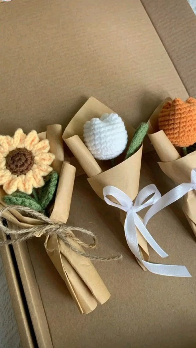 TOKIORISE's tweet image. Tosses a crocheted bouquet and chocolate heart to the reader.

Happy valentine's day, my mootie patooties. I hope you all have a fun day.