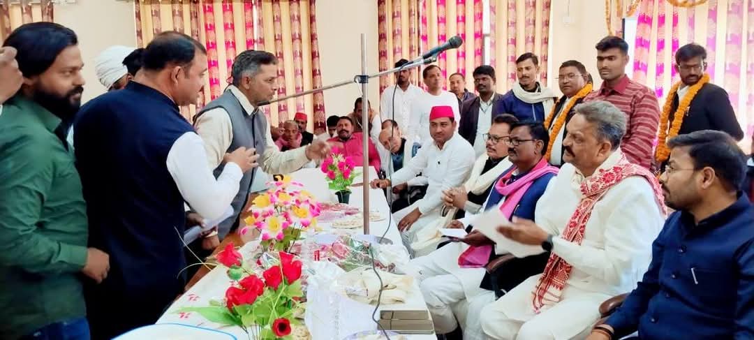 NeerajS71839503's tweet photo. जखनियां स्टेशन पे चौरी-चौरा एक्सप्रेस 15003-04 के ठहराव के लिए गाजीपुर MP अफजाल अंसारी जी को मातृभूमि जखनियां ने दिया पत्रक 
 संगठन की ओर से विवेक गुप्ता, शमीम अंसारी, प्रदीप पटेल, आरिफ अंसारी, अश्विनी सिंह, वेदप्रकाश पाण्डेय समेत अन्य सदस्य उपस्थित रहे। @drmbsbner @DrmGorakhpur https://t.co/dbWqUSUbJU