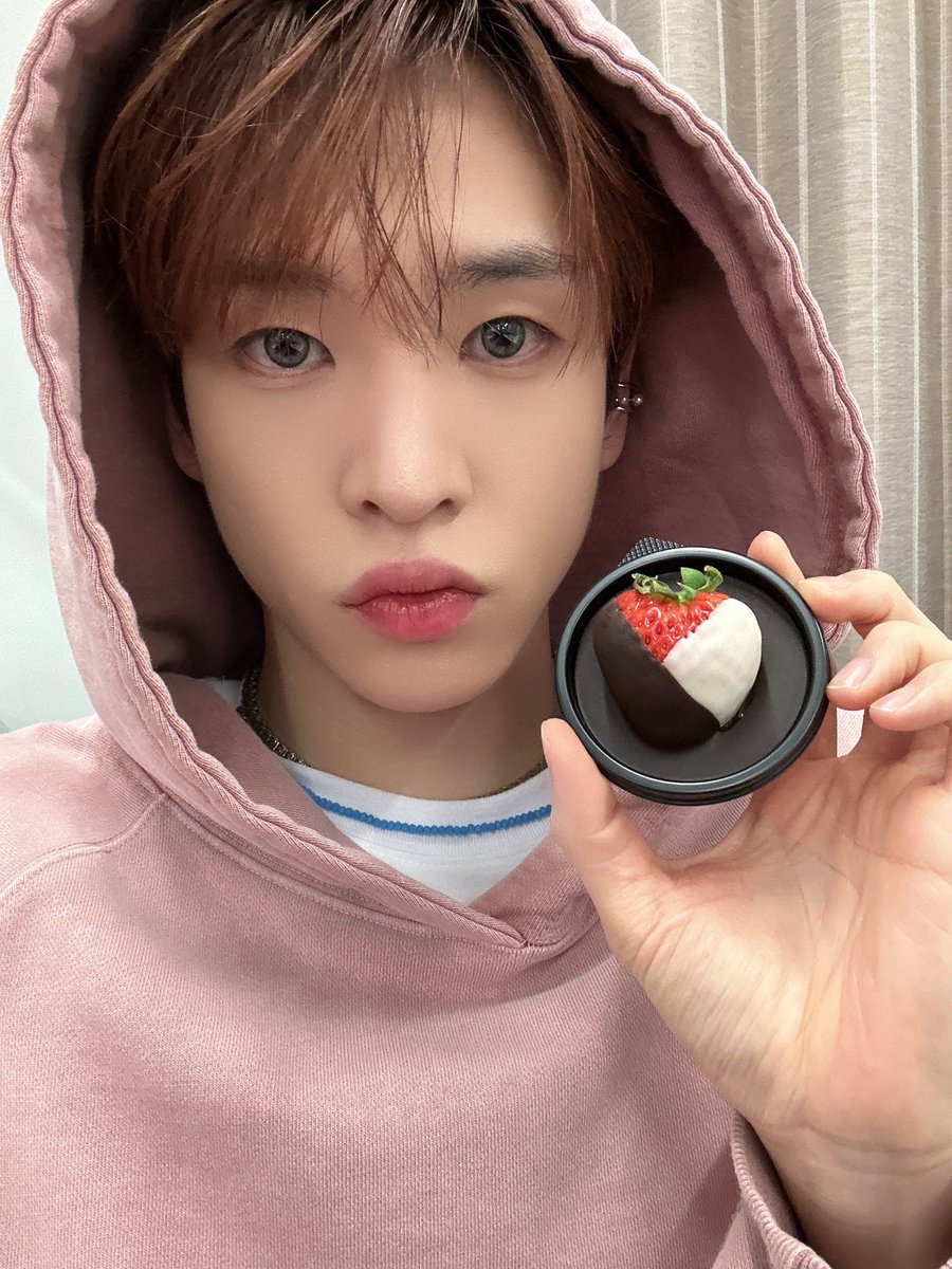 Be my Valentine? 🤭🥰🍫 #ALLEN #앨런