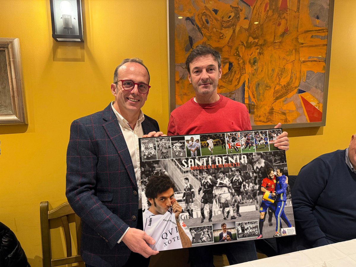 El técnico de la selección española sub-21, y campeón olímpico 🥇
Santi Denia, ha sido el protagonista del III Encuentro Sin Microffonos.

Con el reconocido albaceteño, disfrutamos de una agradable y divertida velada en el Mesón el Sol 😉