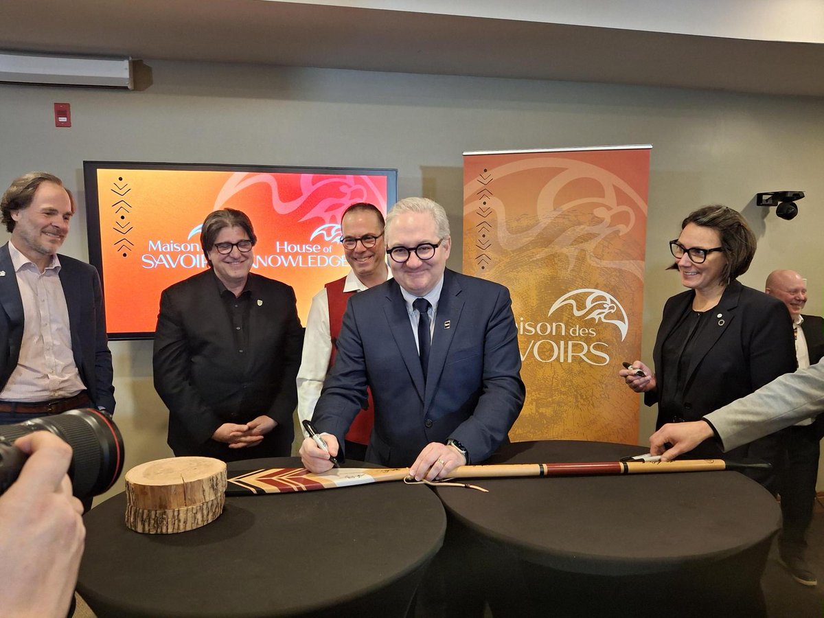 L'ENAP est heureuse d'avoir été présente lors de la signature de l'entente historique pour la création de la Maison des Savoirs, université pour les Premiers Peuples au Québec! #collaboration #Partenaire 
<a href="/ENAP_Universite/">ENAP.ca</a> <a href="/hugo_cyr/">silence</a> <a href="/ReseauUQ/">Université du Québec</a>