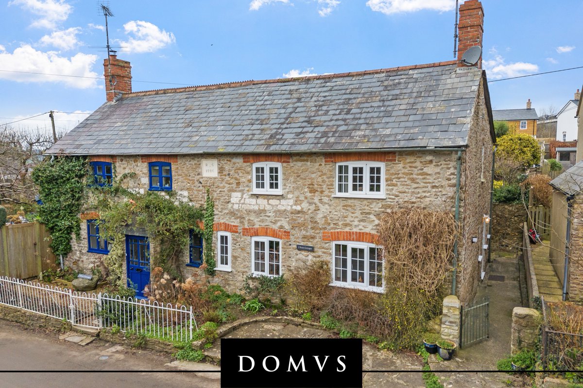 🌹 𝗥𝗼𝘀𝗲 𝗖𝗼𝘁𝘁𝗮𝗴𝗲🌹

With a cosy fireplace, dreamy walks &amp; a west-facing garden, this home is a love story waiting to be written! 

No onward chain🏡✨

📲 Call Greg on 01305 757 300
💻 domvs.co.uk/properties/sal…

#cottagecoreaesthetic #cottagelife #cottageforsale #DOMVS