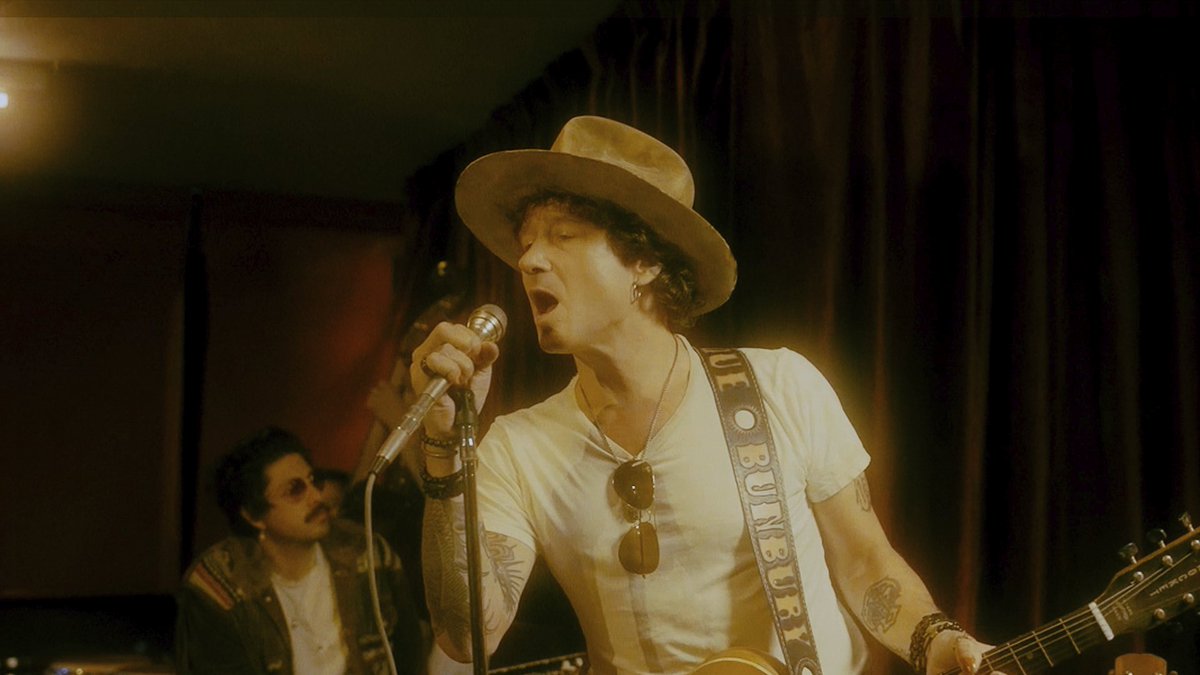 Enrique Bunbury estrena el primer adelanto de su próximo disco

Tras dos años de espera el artista lanza “Para llegar hasta aquí”, el primer adelanto de su próximo álbum “Cuentas pendientes”, el tema combina elementos de la música hispana y latinoamericana