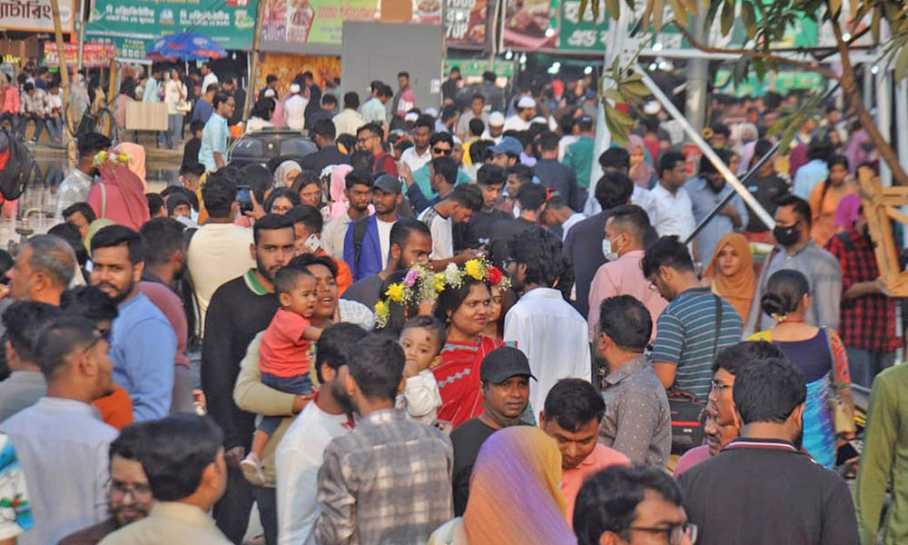 বইমেলায় পাঠক-দর্শনার্থীদের উপচেপড়া ভিড়