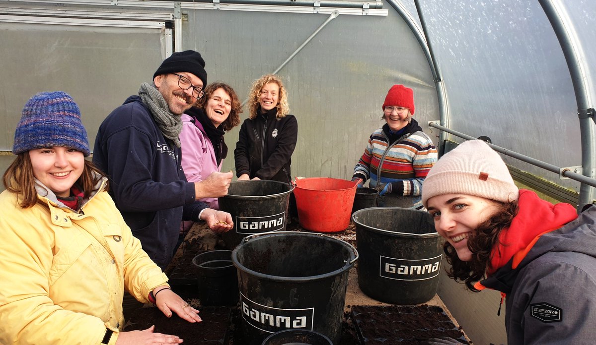 HBLingezegen_Grootstal (@hblingezegen) on Twitter photo Daar worden we blij van: de eerste zaaidag! Ondanks de #winter buiten voelt het een beetje als lente.
#herenboeren <a href="/herenboeren/">Herenboeren</a> #landgoedgrootstal #samennatuurlijk #malden #nijmegen #heumen #groesbeek #bergendal #tuinbonen #zaaien #koud Daar worden we blij van: de eerste zaaidag! Ondanks de #winter buiten voelt het een beetje als lente.
#herenboeren <a href="/herenboeren/">Herenboeren</a> #landgoedgrootstal #samennatuurlijk #malden #nijmegen #heumen #groesbeek #bergendal #tuinbonen #zaaien #koud