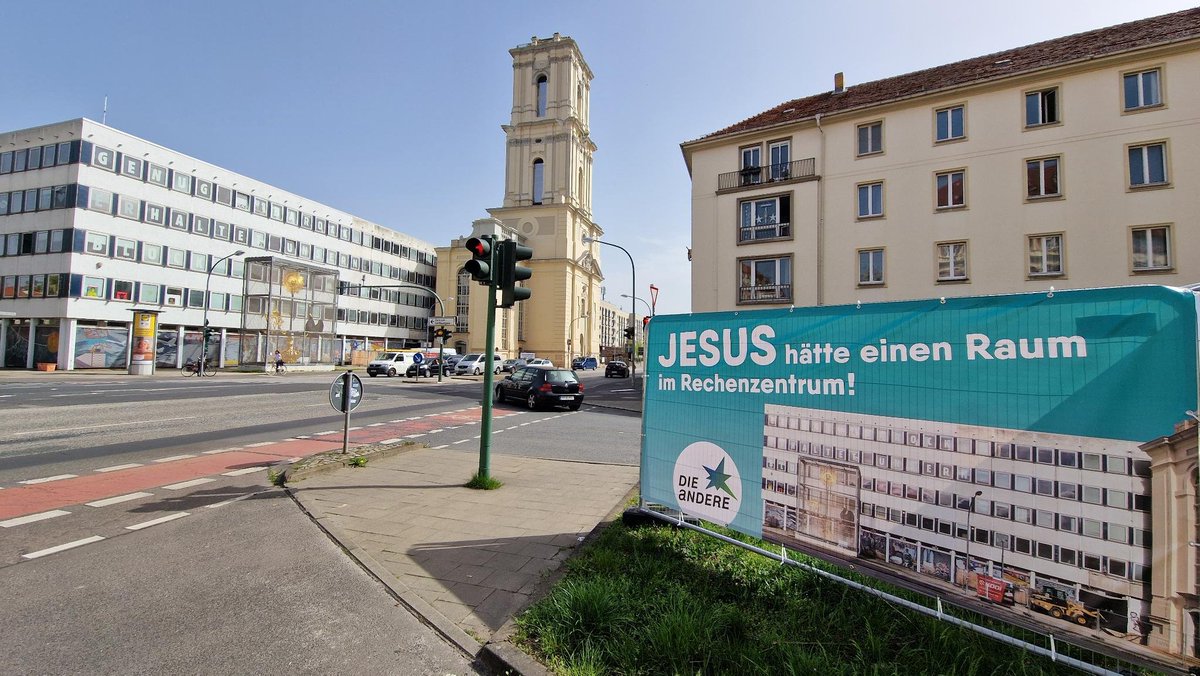 Die Pressemitteilung der <a href="/PGarniso/">ohne Garnisonkirche</a> zum Gebahren der Pleitestiftung Garnisonkirche als Abriss-Paten des Rechenzentrums und damit der kulturellen Vielfalt vor Ort  

„Versöhnungskirche“ auf Verhinderungs- und Zerstörungspfad

hier die vollständige PM
➡️ohnegarnisonkirche.wordpress.com/2025/02/14/ver…