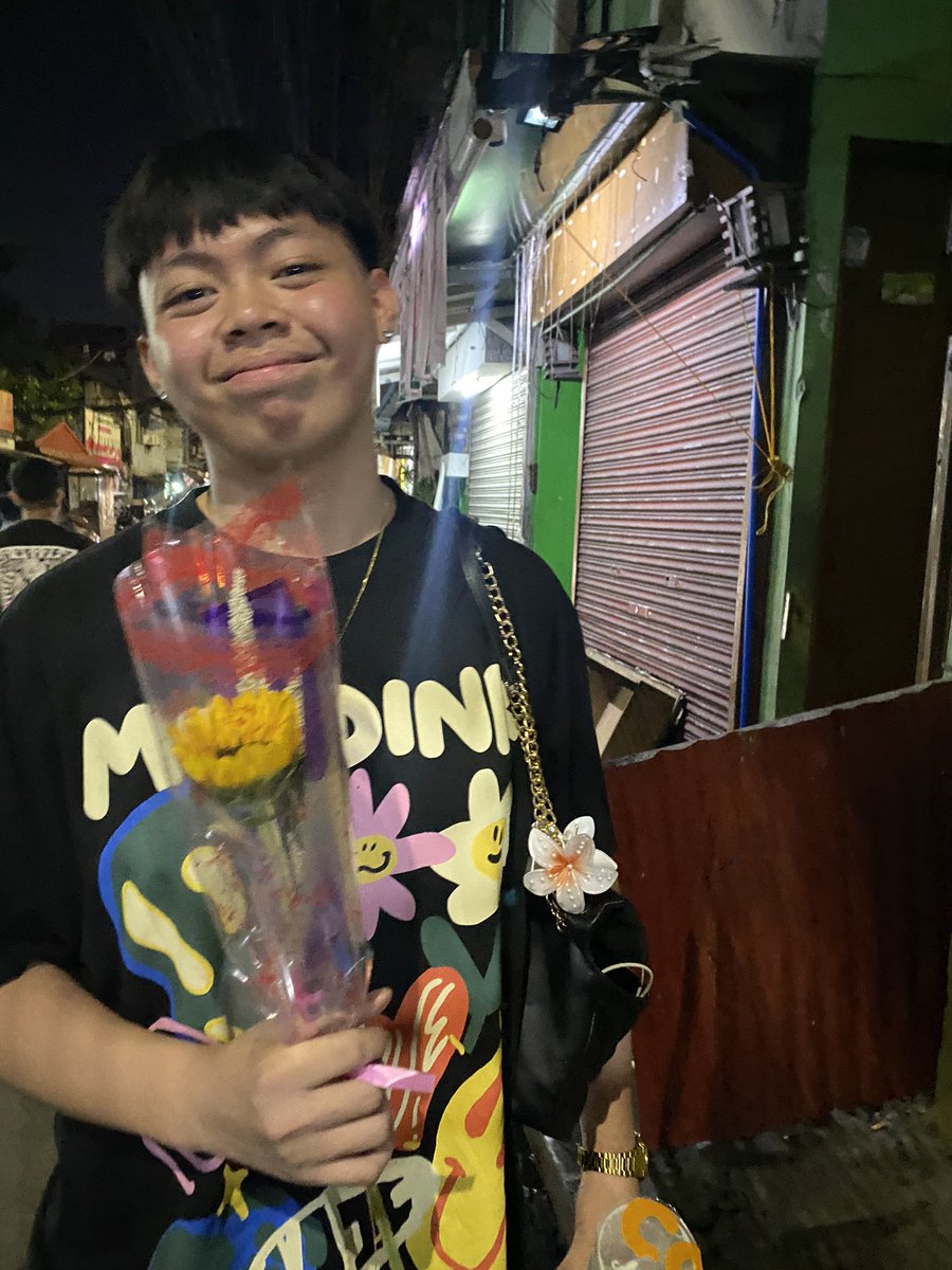 minirollss's tweet photo. may naiwan daw pero pagbalik may dalang flower, lol. uto-uto talaga ako pero thank u bb! happy hearts dayyy!💗 https://t.co/jkjoHIHQOL
