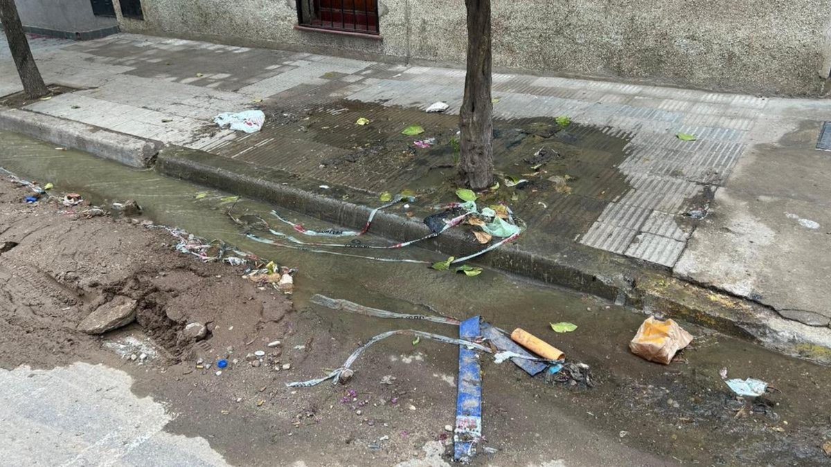 💩 Córdoba, la ciudad donde enfermarse es gratis 💩
Más de 3 semanas con un caño cloacal roto al lado del Hospital Misericordia. Olor nauseabundo, riesgo de enfermedades y la Muni de Passerini que no piensa hacer nada. ¿Hasta cuándo la desidia y la inoperancia? Esta es la "obra