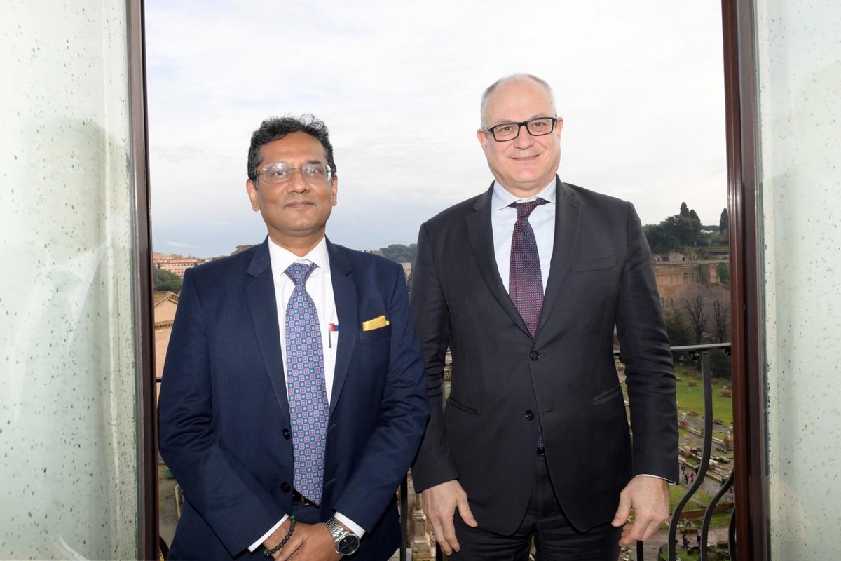 Rokeb_H's tweet photo. Truly honored to meet ⁦@RobertoGualti14⁩⁦, Hon@Mayor of Rome. His commitment towards Bangladeshi community is commendable. https://t.co/TB89dyhn2c