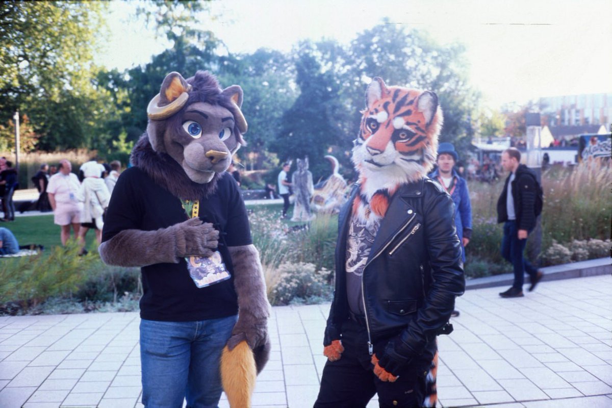 Just two felines stranded in Hamburg

#FursuitFriday #fursuit