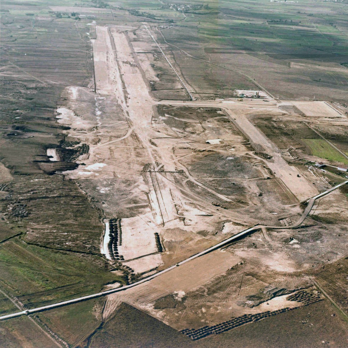 Araba's tweet photo. ✈️ Aeropuerto´80 📸

#PhotoAraba conmemora los 45 años del Aeropuerto de Foronda con algunos de los momentos clave de su construcción e inauguración

➡️ https://t.co/Zxwv1JIxk8

Photo-Arabak Forondako aireportuaren 45 urteak ospatu ditu, eta aireportua eraikitzeko eta inauguratzeko une garrantzitsuenetako batzuk gogoratzen ditu

#Foronda #Araba