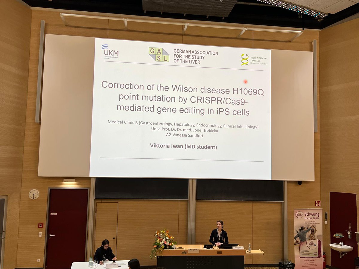 Viktoria Iwan stellt ihre #Doktorarbeit mit dem Titel "Correction of the Wilson disease H1069Q point mutation by #CRISPR/Cas9-mediated gene editing in iPS cells" auf der Jahrestagung der #GASL 2025 vor. Viktoria, wir sind stolz 🥇 auf dich!