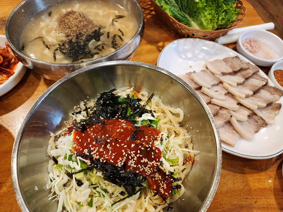 formirthh's tweet photo. 대전에서 즐긴 루트: 점심에 도착하자마자 칼국수집으로 달려가서 밥 맛있게 먹고 소품샵들 구경하고 돌아다니다가 우연히 발견한 카페에서 아인슈페너 때려주고 마지막으로 성심당에서 빵 오억원치 사오기 🍞 🛍 https://t.co/hGR3YsiRcL
