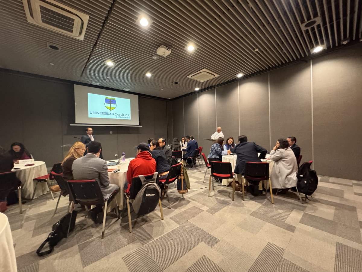 Encuentro de la Mesa de Investigaciones del Nodo Centro - RUCC 🎓 Con gran éxito, se celebró el Encuentro de la Mesa de Investigaciones del Nodo Centro de la RUCC en el Centro de Convenciones de la Universidad Católica de Colombia.