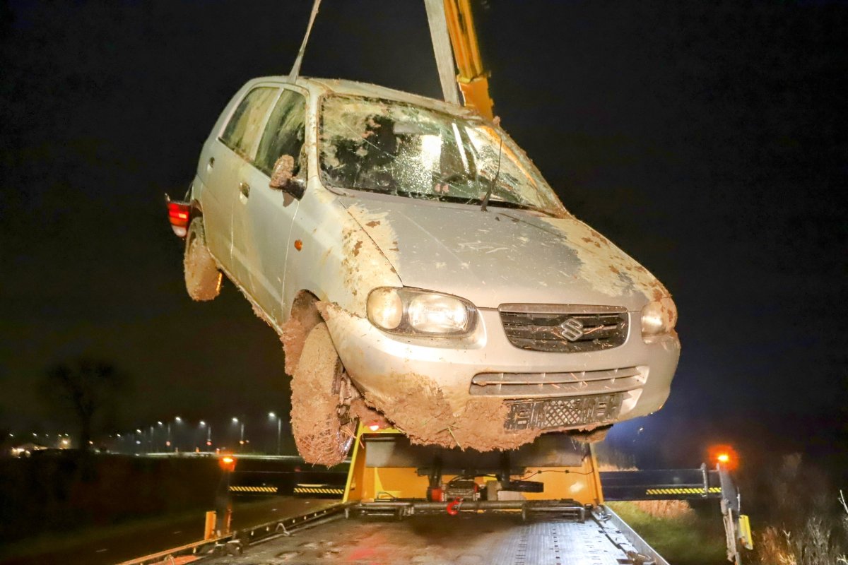 Auto over de kop in Tiel; bestuurder gevlucht