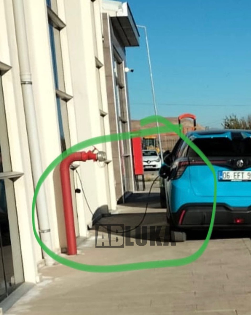 ♦️Sivas, Gemerek Devlet Hastanesinde görevli bir doktorun, 20 metre ilerde benzinlik olmasına rağmen elektrikli aracını hastanenin imkanlarıyla şarj ettiği görüntülendi.