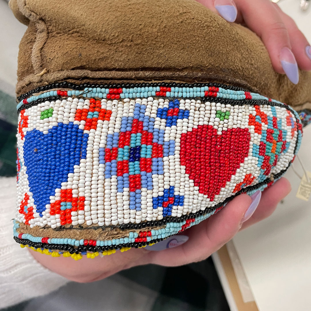 Happy ❤️ Day! Look for beaded hearts in the Indigenous Cultural Heritage Collection. However, beware. This classic shape looks simple, but can be difficult to bead. TIP: Break out the graph paper and 📏ruler! saskindigenouscollection.ca/en/main-collec…