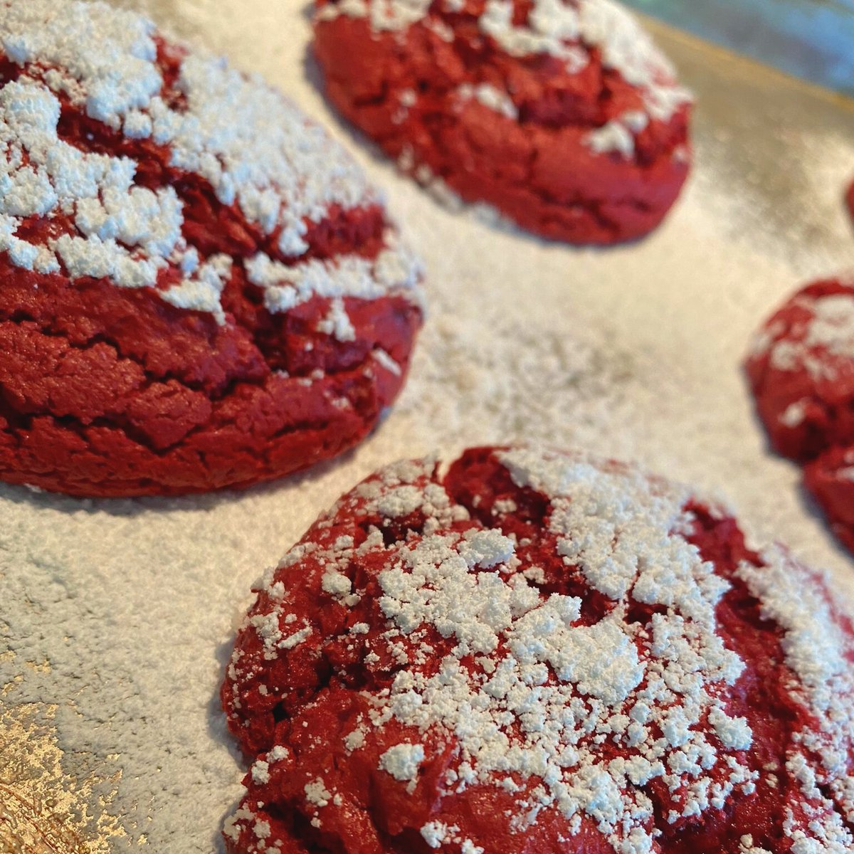FriendThatCooks's tweet image. Love is in the air (and the kitchen)! ❤️ These Red Velvet Gooey Butter Cookies are the perfect sweet treat for Valentine’s Day—baked with care and full of flavor! 🍪💕 #ValentinesDay #FreshAndDelicious #HomemadeWithLove
