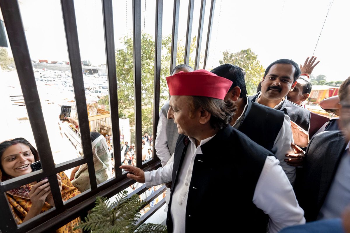 yadavakhilesh's tweet photo. आज वाराणसी में। https://t.co/dA0r5oQY4w