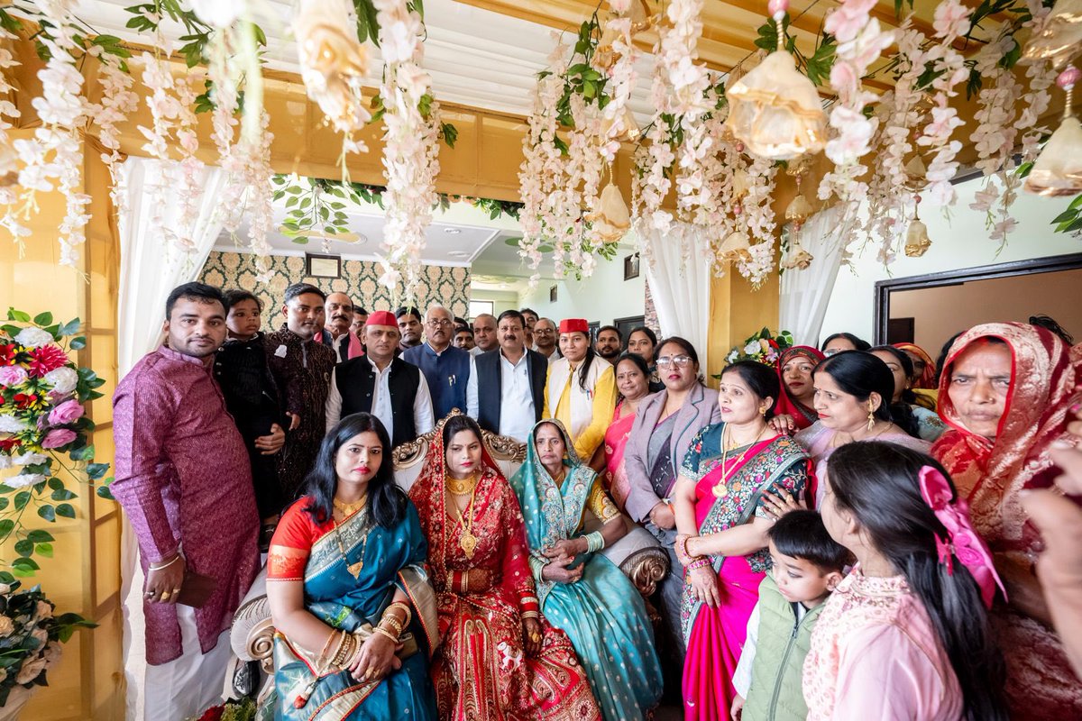 yadavakhilesh's tweet photo. आज वाराणसी में। https://t.co/dA0r5oQY4w