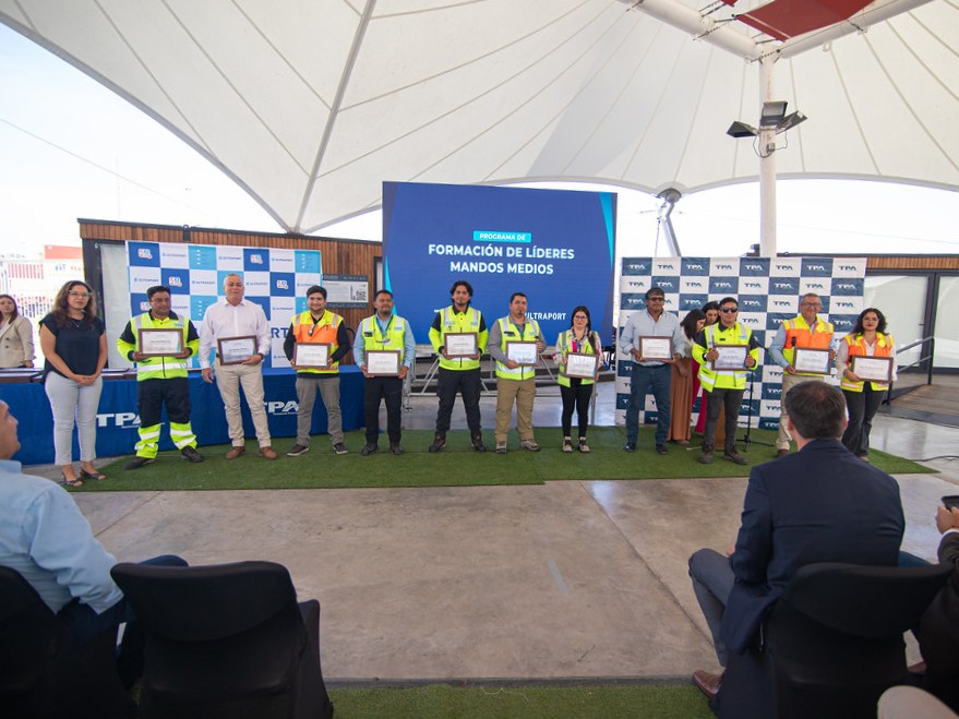 Ultraport_Chile's tweet image. Finalizamos con éxito el Programa Mandos Medios junto a TPA, una instancia clave para fortalecer el liderazgo de jefaturas, supervisores y capaces. A través de esta experiencia, desarrollamos competencias esenciales como comunicación efectiva.
#DesarrolloProfesional  #Liderazgo