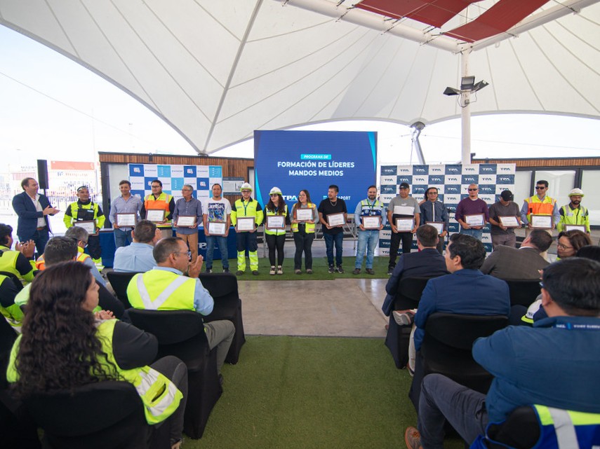 Ultraport_Chile's tweet image. Finalizamos con éxito el Programa Mandos Medios junto a TPA, una instancia clave para fortalecer el liderazgo de jefaturas, supervisores y capaces. A través de esta experiencia, desarrollamos competencias esenciales como comunicación efectiva.
#DesarrolloProfesional  #Liderazgo